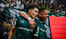 九游娱乐app下载-争分夺秒！球员奋力拼搏为荣誉而战