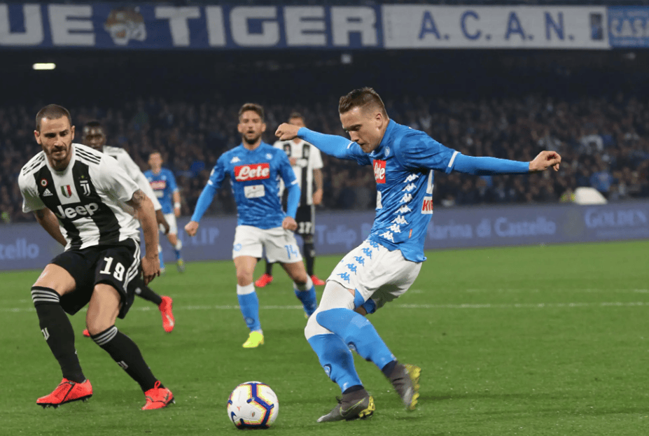 包含那不勒斯主场大胜乌迪内斯，保持领跑位置的词条