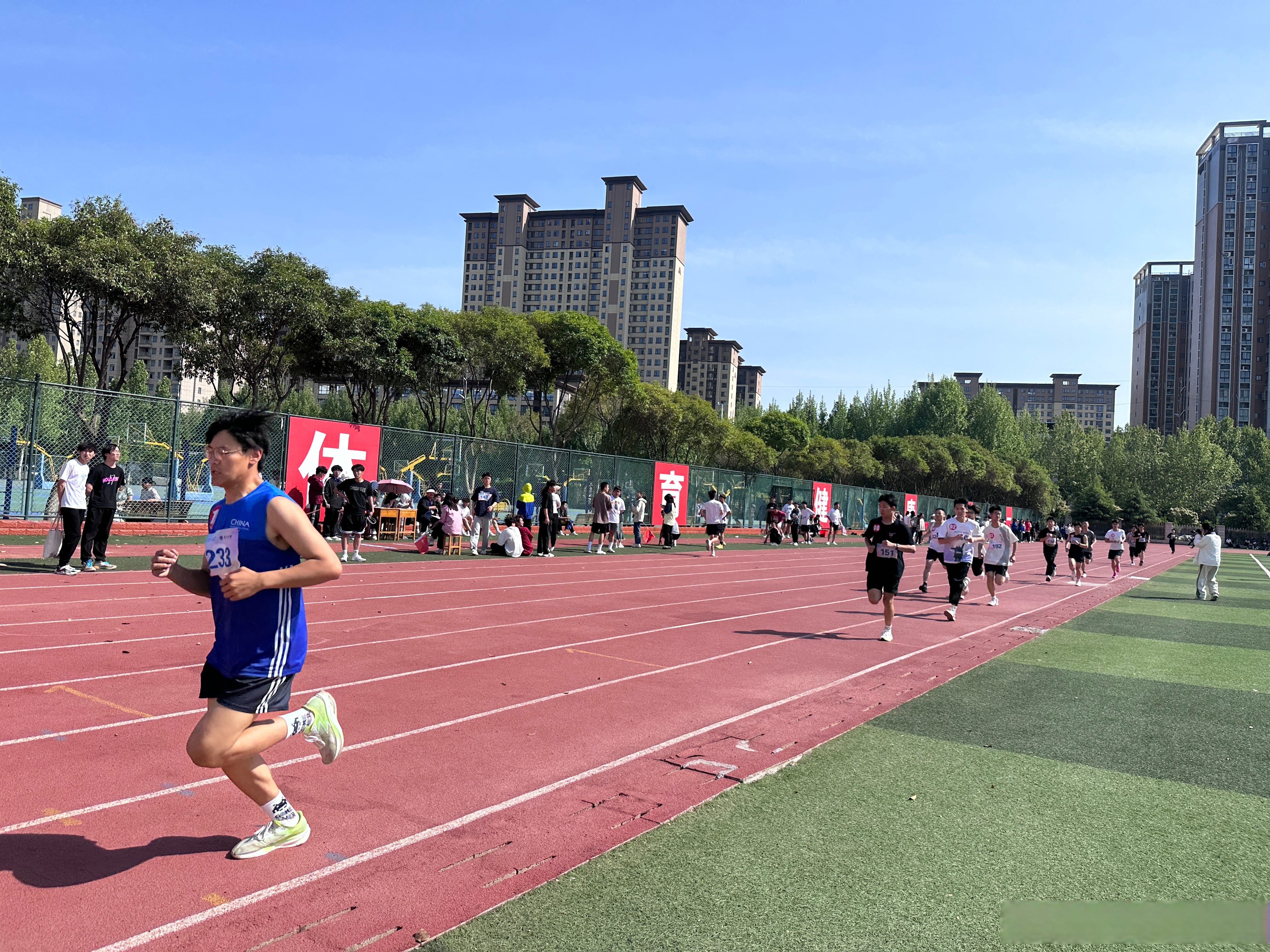 包含赛场光芒四射，球员誓言冲刺无畏的词条