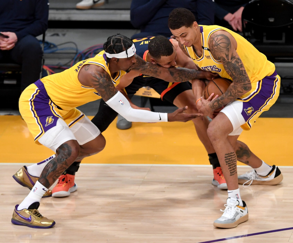 主队球员在决胜时刻打入制胜一球，全场沸腾的简单介绍