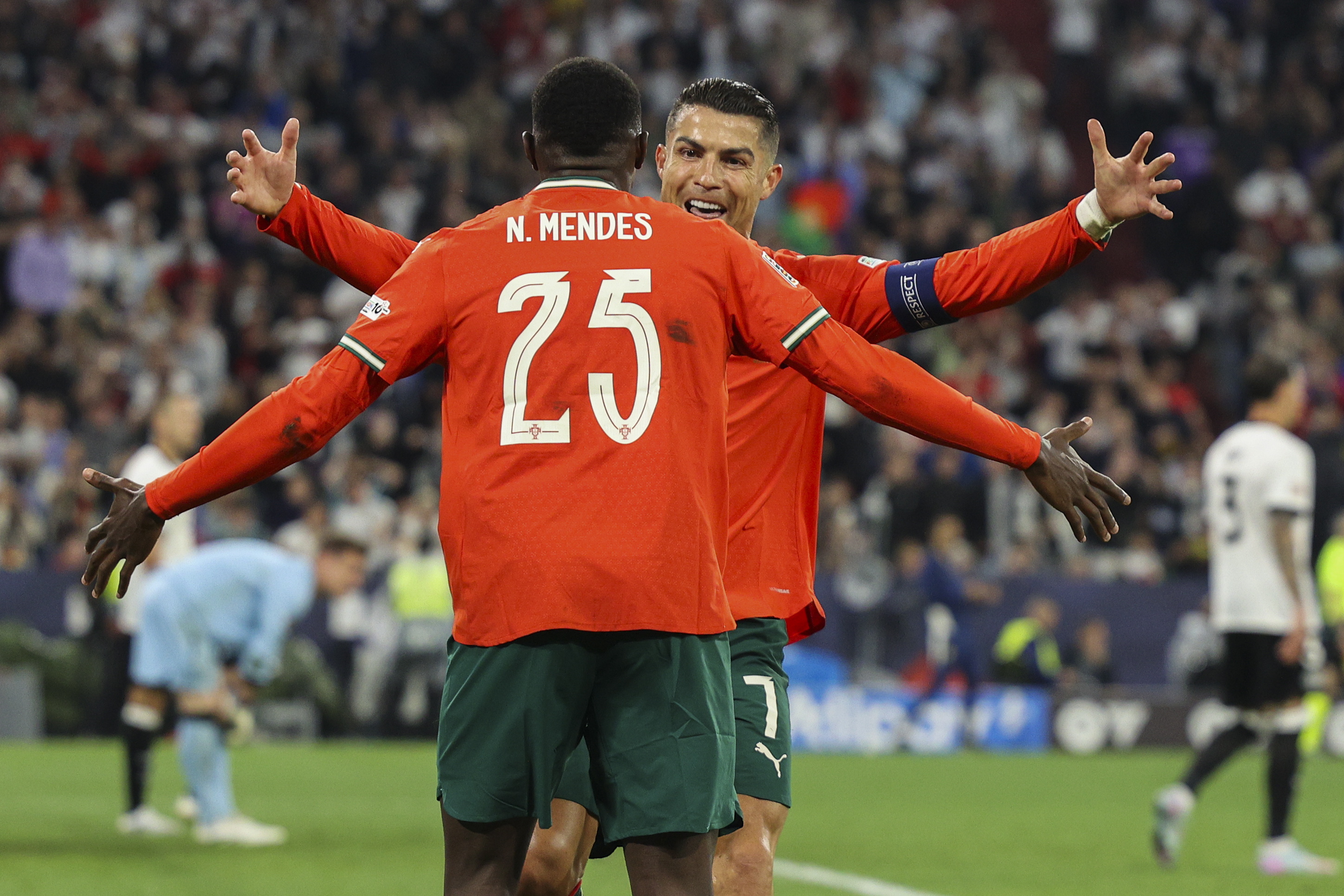 关于欧洲国家队备战大战球迷热情高涨的信息 关于欧洲国家队备战大战球迷热情高涨的信息