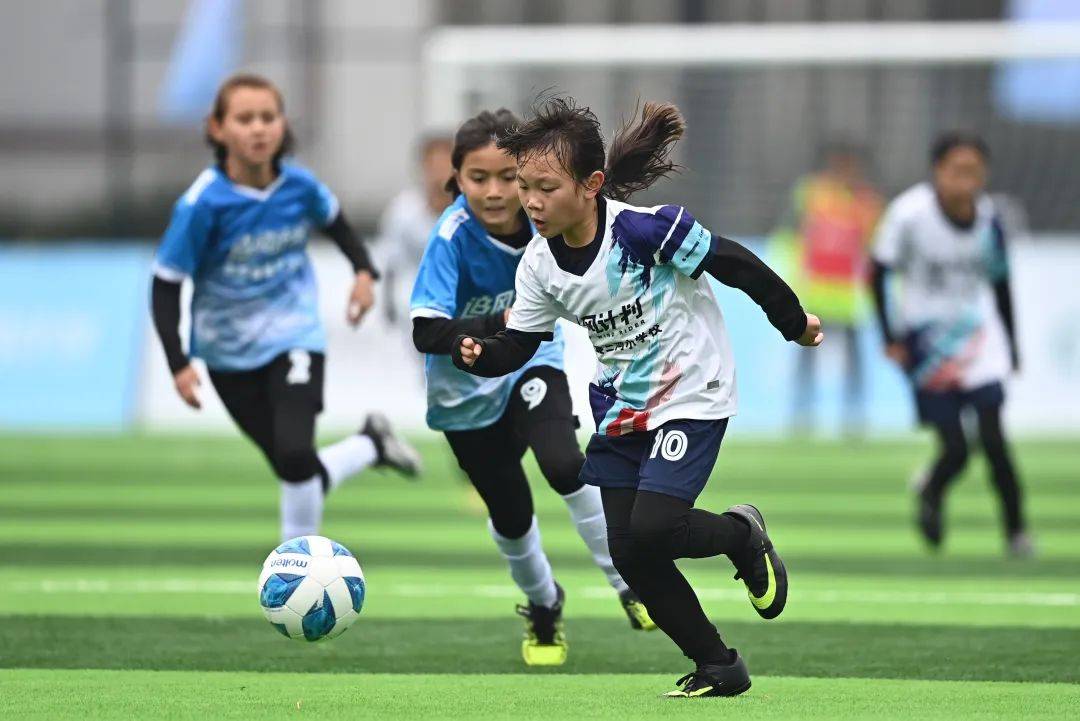 足球场上的女性力量：精彩比赛现场的简单介绍