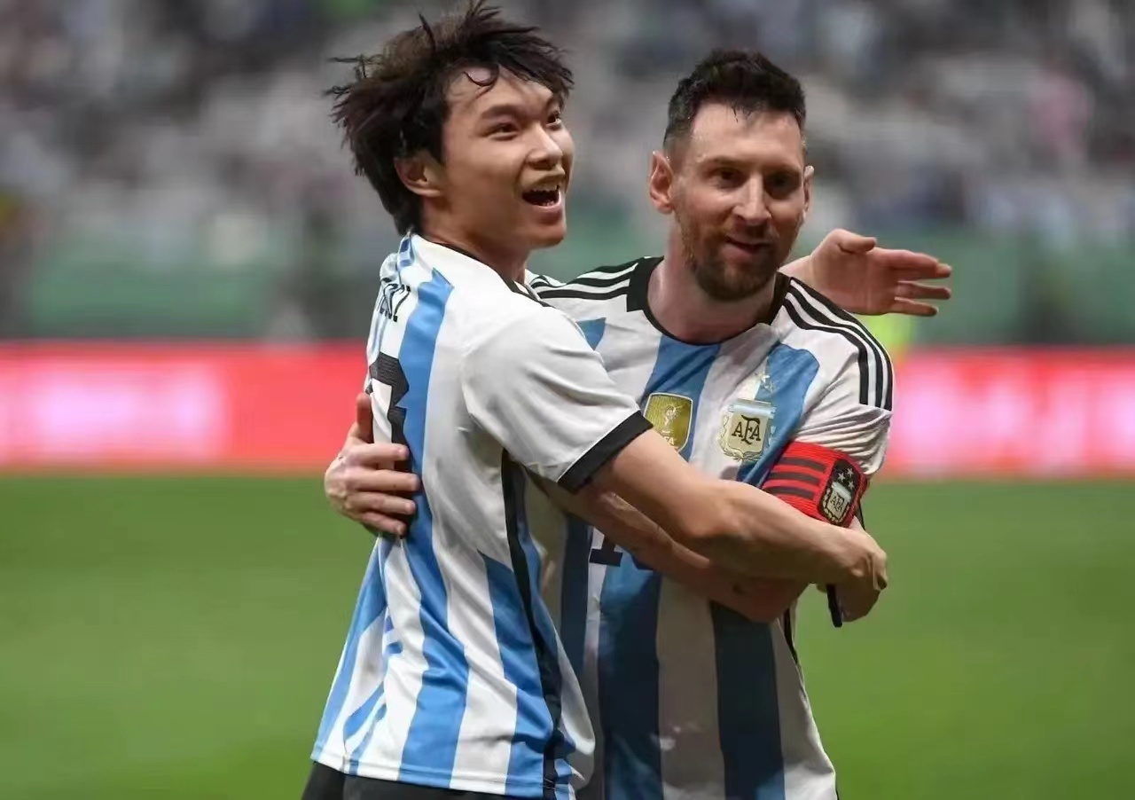 精彩的球赛持续上演，球迷情绪高涨