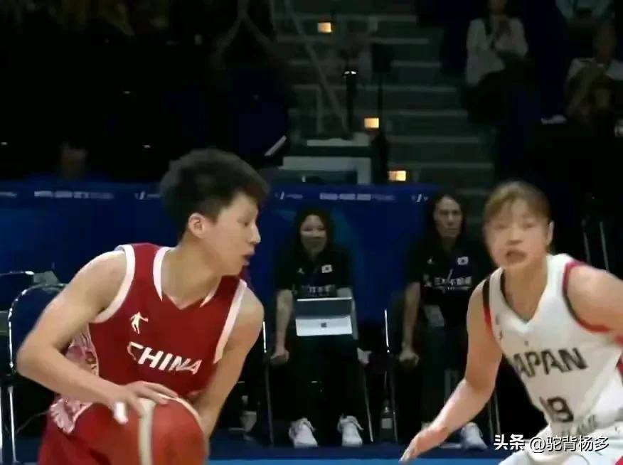 篮球明星成功帮助球队获胜，晋级决赛