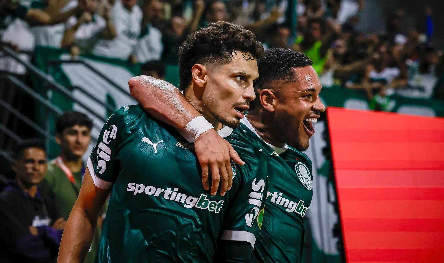 争分夺秒！球员奋力拼搏为荣誉而战