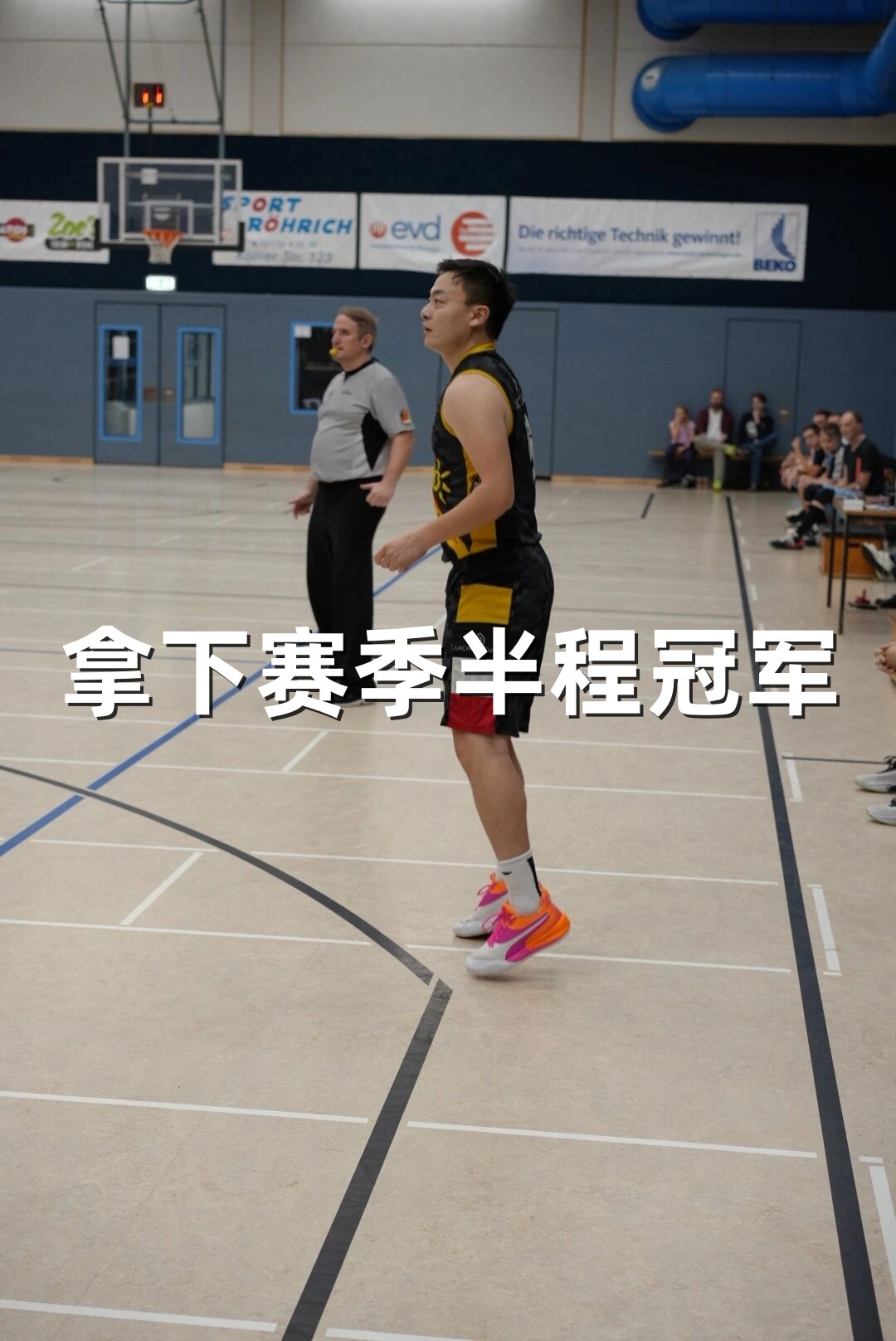 比赛中队员之间默契配合，拿下宝贵的胜利