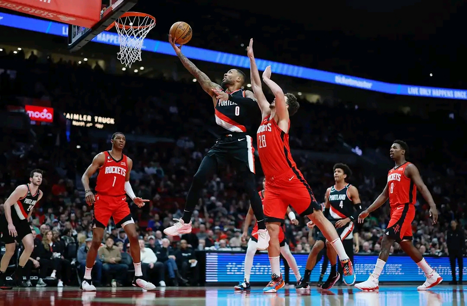 包含开拓者再战国王，利拉德全面表现引来全场赞誉的词条