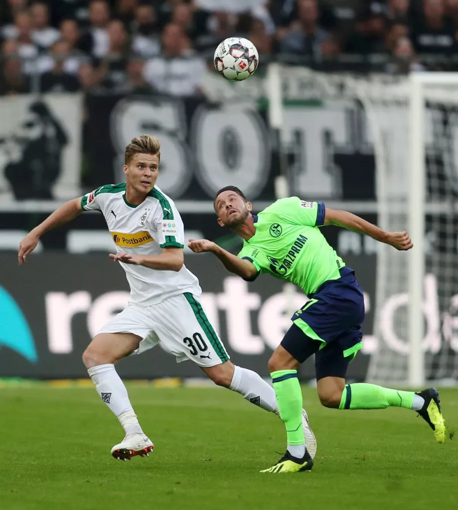 关于沙尔克球员传球成功率达到%，展现出色传球技术的信息