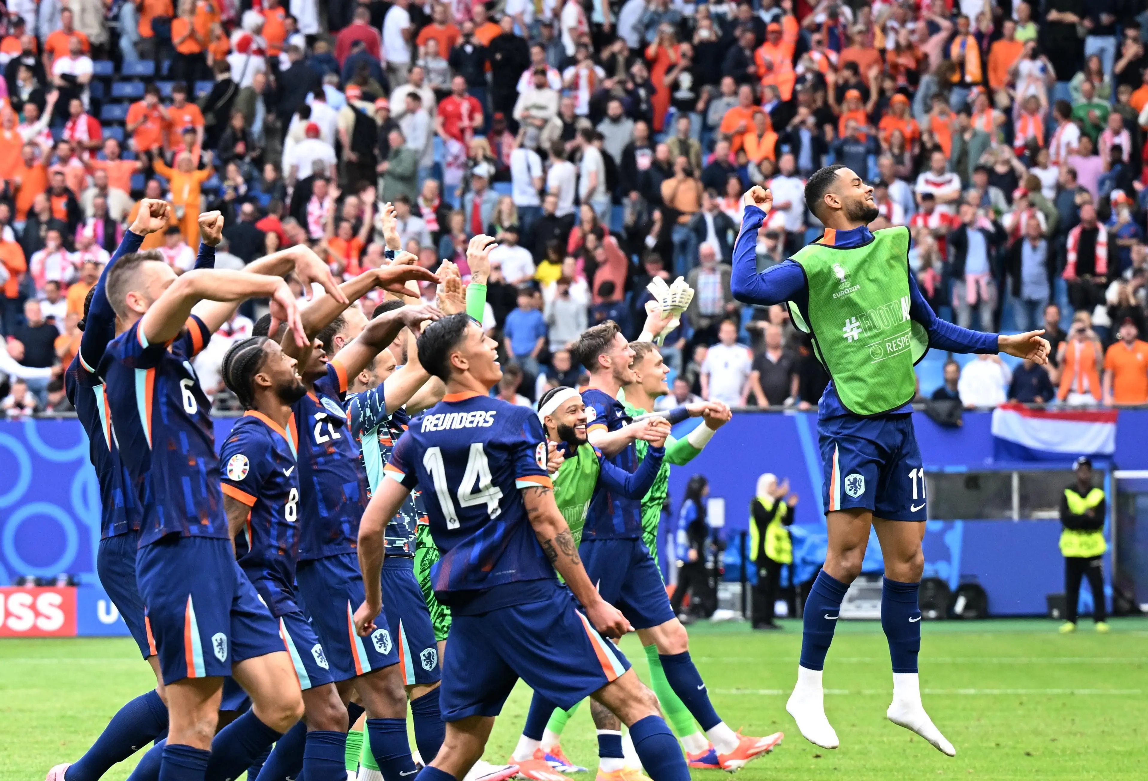 欧洲足球比赛激情上演，赛场气氛高涨的简单介绍