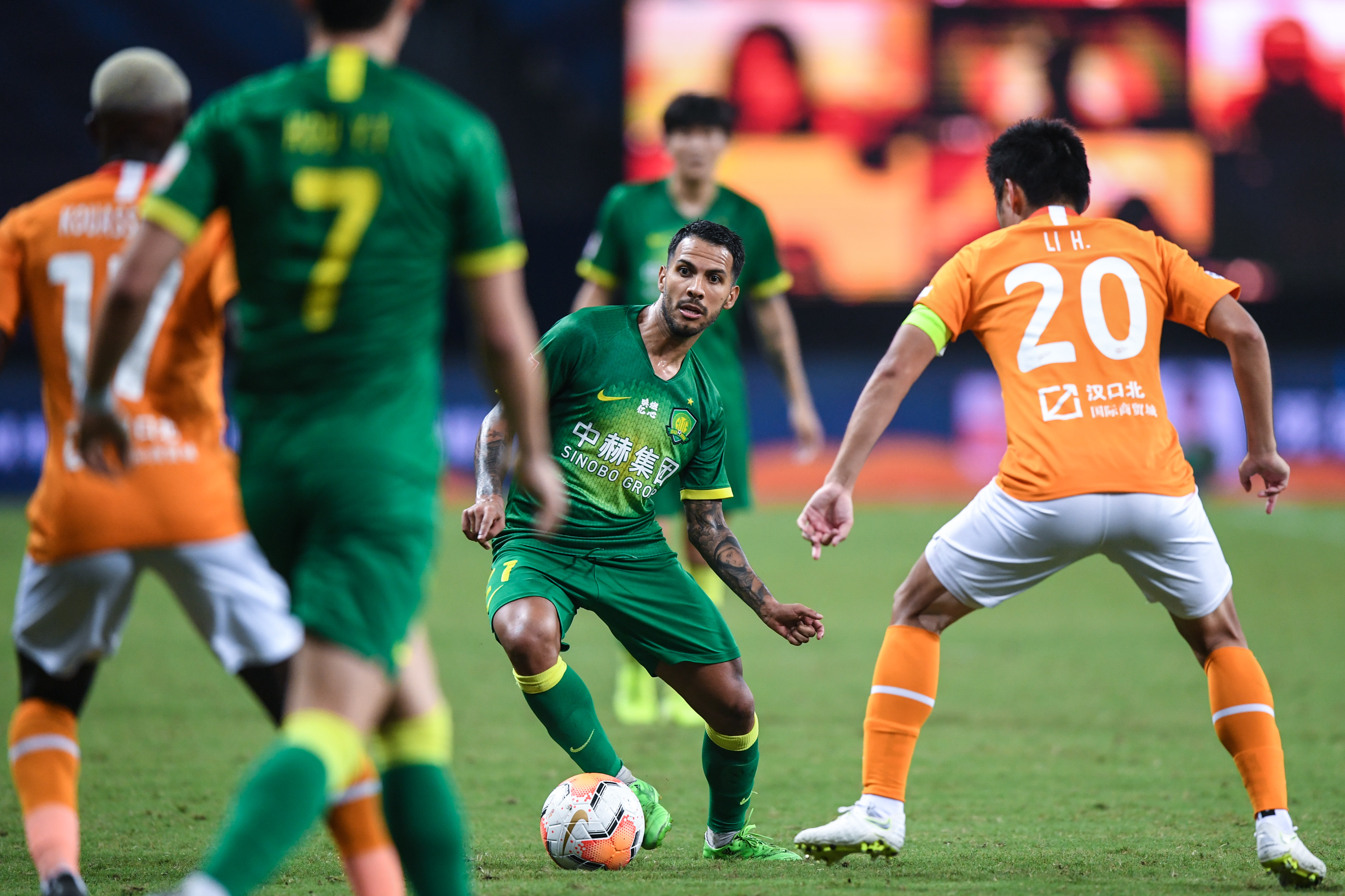 关于武汉卓尔客场战平河南建业，保持不败的信息