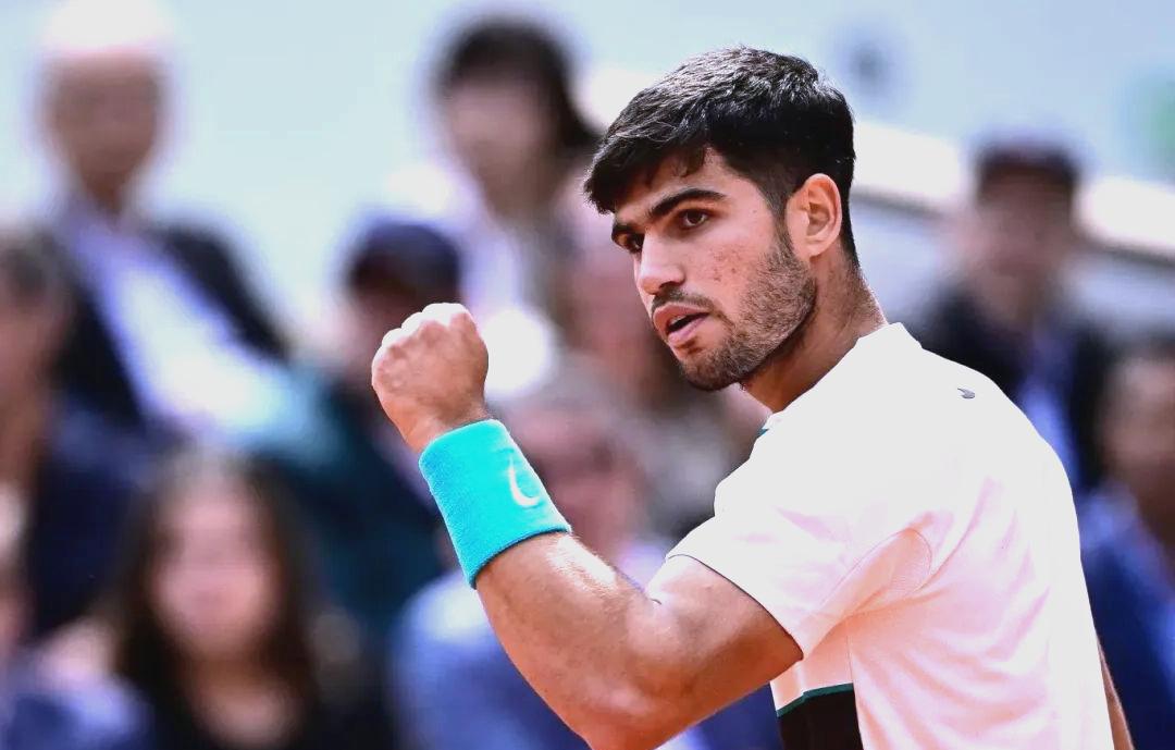 意大利网球队鏖战西班牙网球队，阿尔卡拉斯送出助攻